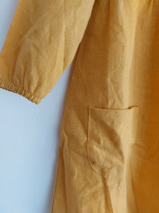 Vestido manga larga lino mostaza - Lina Sustentable, ropa Niño Chile, ropa de niño en oferta