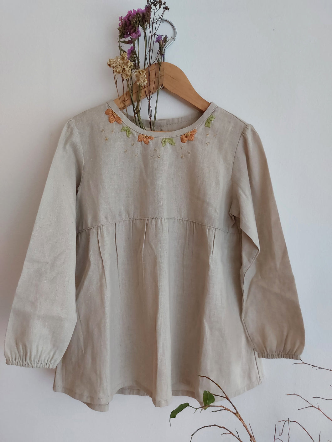 Blusa primavera manga larga bordada arena - Lina Sustentable, ropa Niño Chile, ropa de niño en oferta