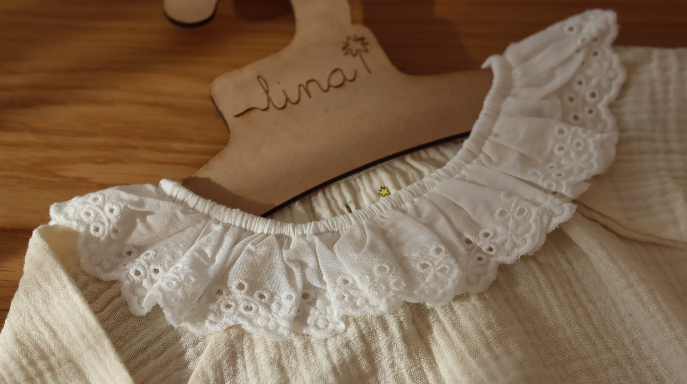 Body manga larga bolillo en cuello muselina orgánica - Lina Sustentable, ropa Niño Chile, ropa de niño en oferta