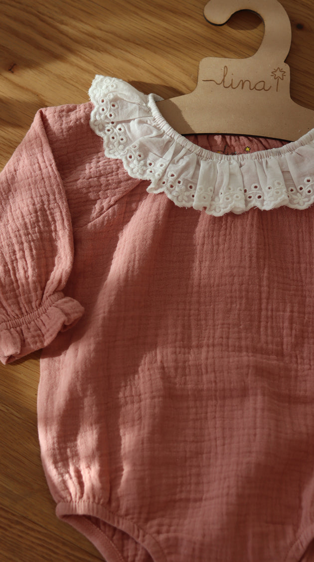 Body manga larga bolillo en cuello muselina orgánica - Lina Sustentable, ropa Niño Chile, ropa de niño en oferta