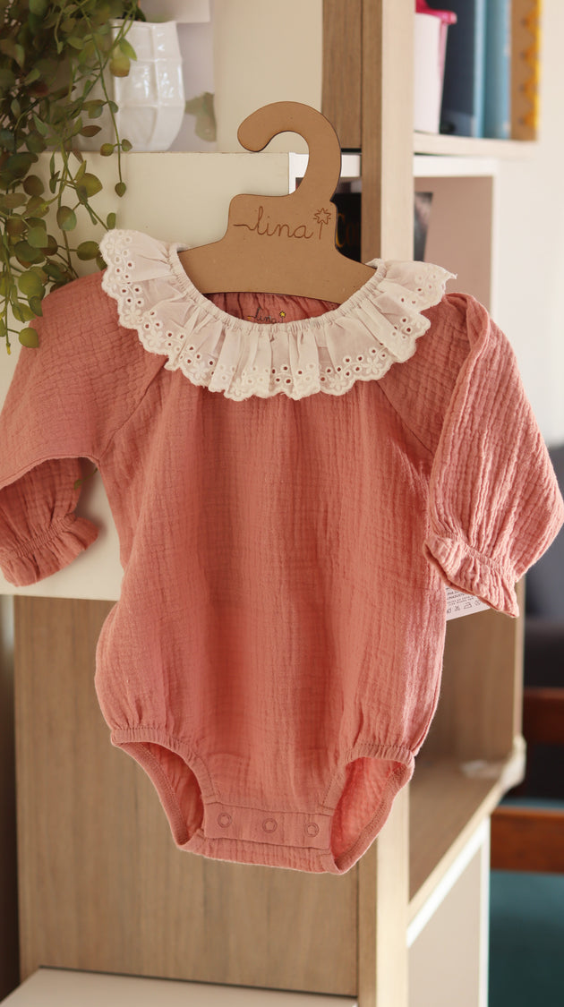 Body manga larga bolillo en cuello muselina orgánica - Lina Sustentable, ropa Niño Chile, ropa de niño en oferta