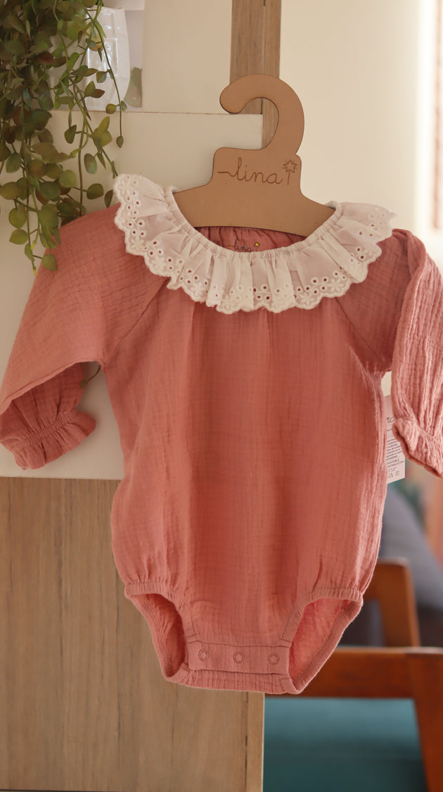 Body manga larga bolillo en cuello muselina orgánica - Lina Sustentable, ropa Niño Chile, ropa de niño en oferta