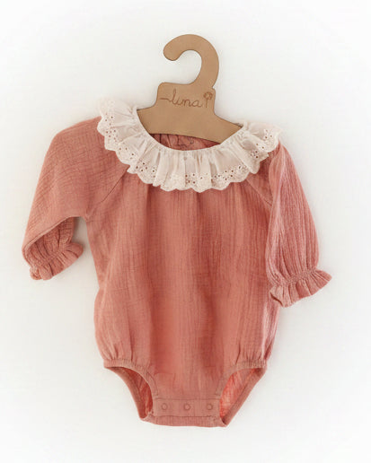 Body manga larga bolillo en cuello muselina orgánica - Lina Sustentable, ropa Niño Chile, ropa de niño en oferta