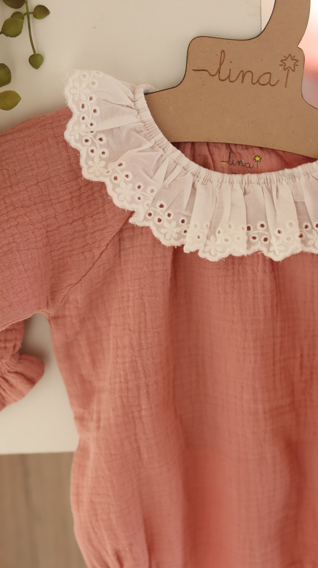 Body manga larga bolillo en cuello muselina orgánica - Lina Sustentable, ropa Niño Chile, ropa de niño en oferta