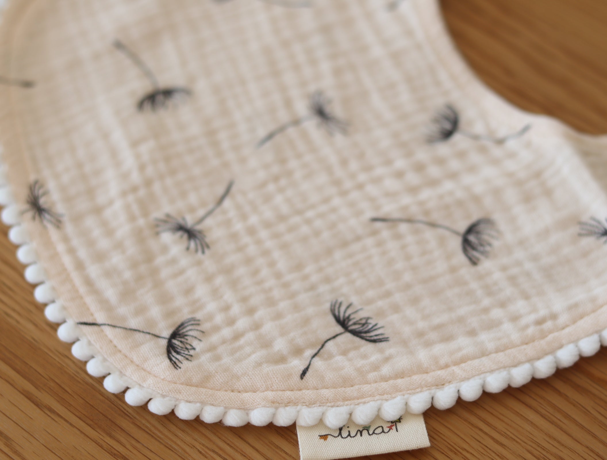 Babero algodón orgánico con bolilllo - Lina Sustentable, ropa Niño Chile, ropa de niño en oferta