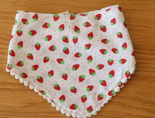 Cargar imagen en el visor de la galería, Bandana algodón frutilla
